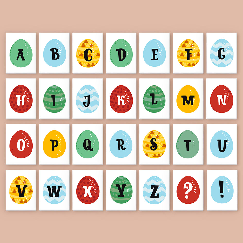 Bunte Buchstaben des Alphabets auf beigem Hintergrund