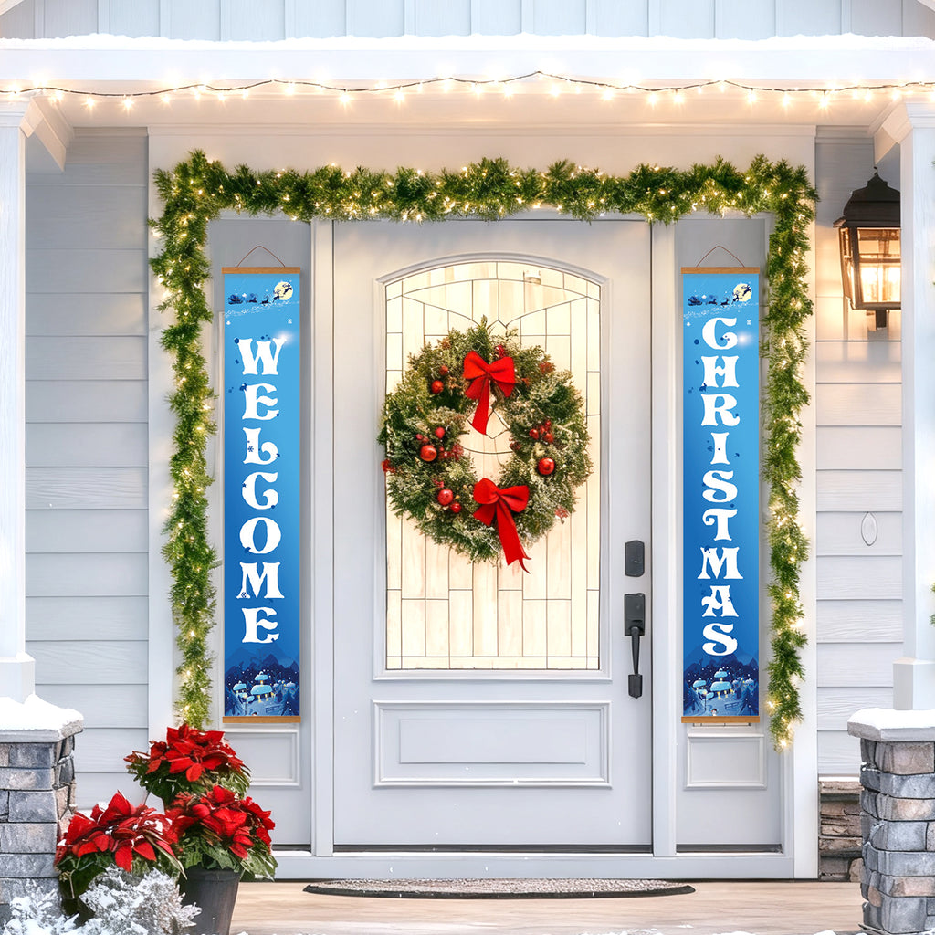 Puerta navideña decorativa con coronas, guirnaldas y pancartas verticales en el exterior de una casa.