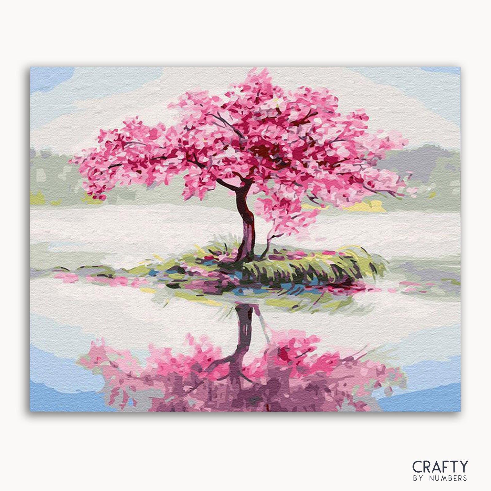 Eine bemalte Leinwand, die einen Kirschblütenbaum mit rosa Blüten zeigt, der an einem Gewässer steht, mit einem grasbewachsenen Ufer im Vordergrund. Das Gemälde enthält eine Spiegelung des Baumes im Wasser.
