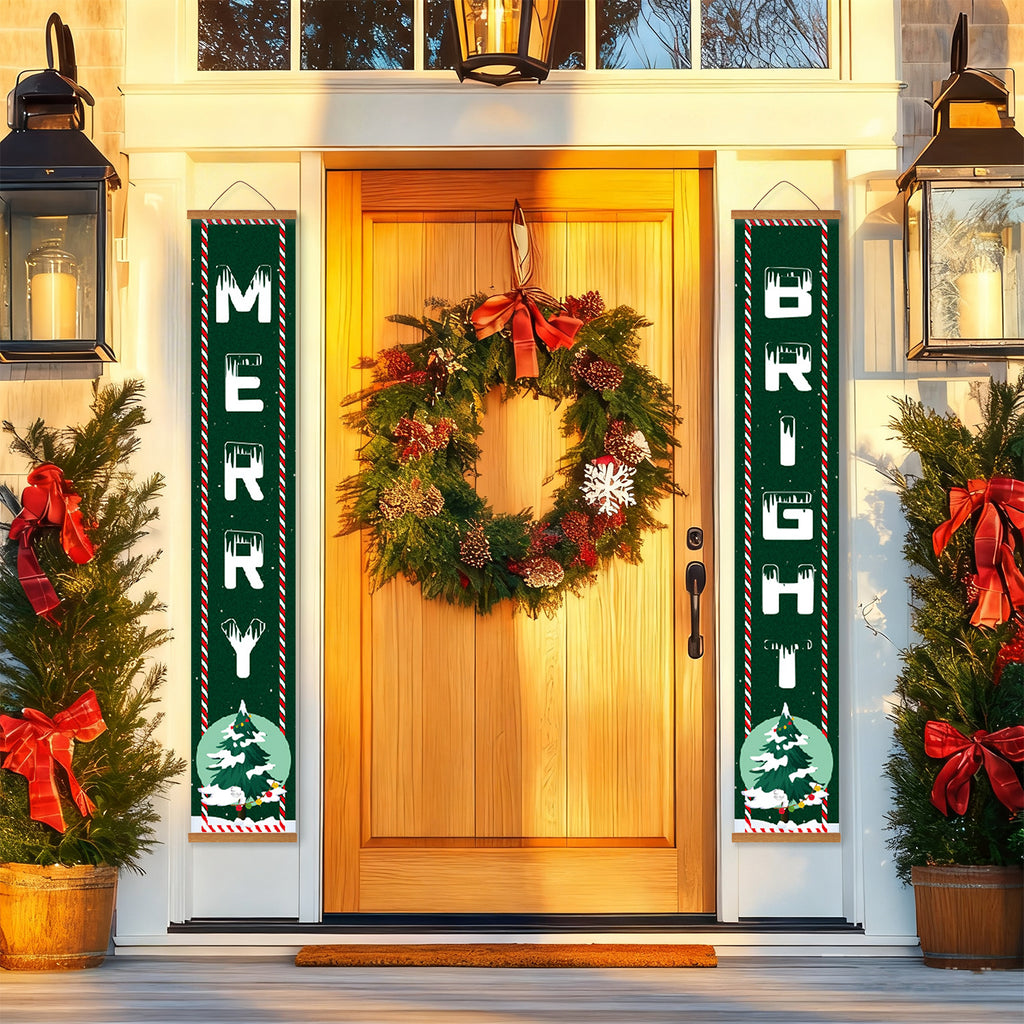 Puerta principal decorada con una corona navideña y carteles festivos en el exterior de una casa.