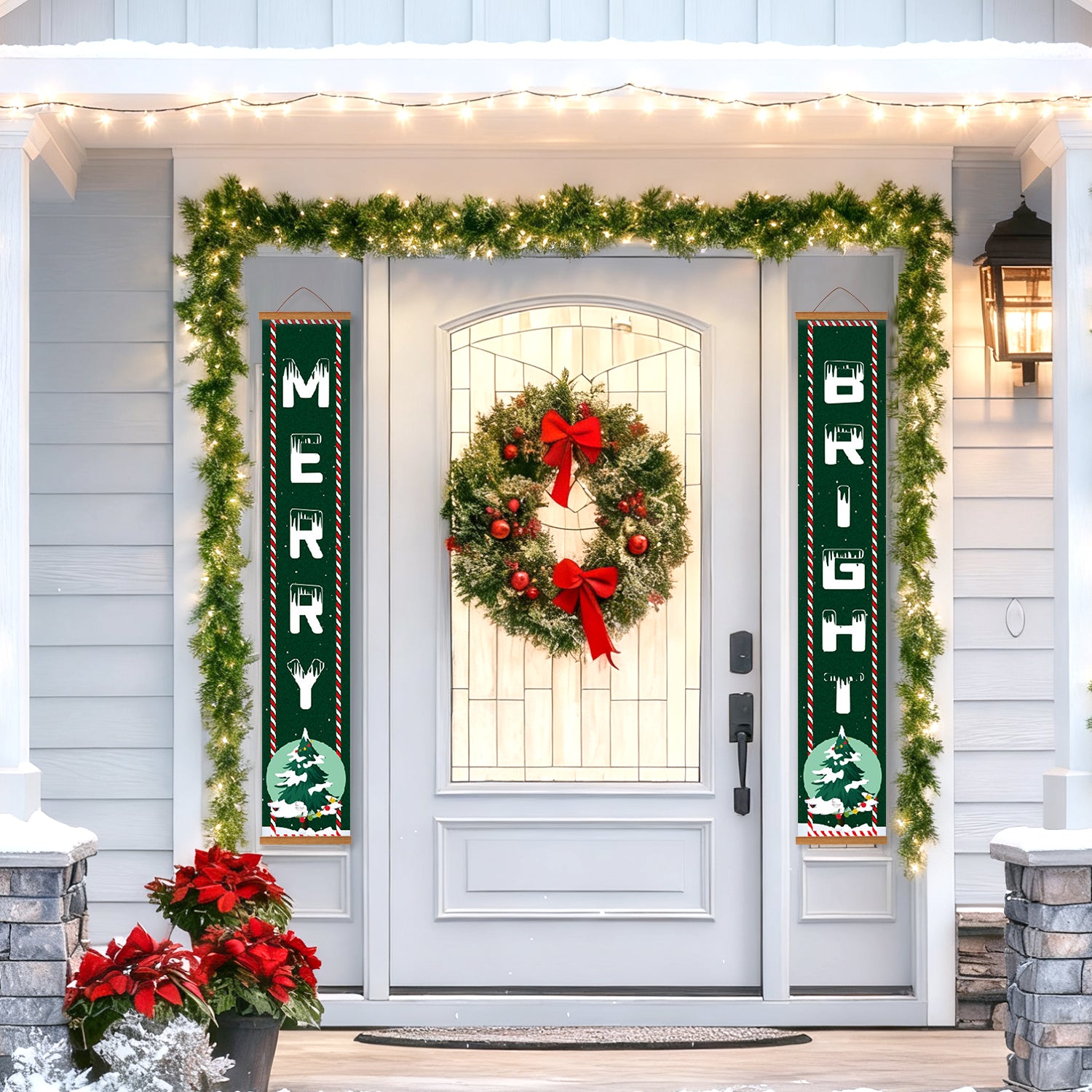 Couronne de Noël décorative avec des nœuds rouges sur une porte, flanquée de panneaux « Merry » et « Bright ».