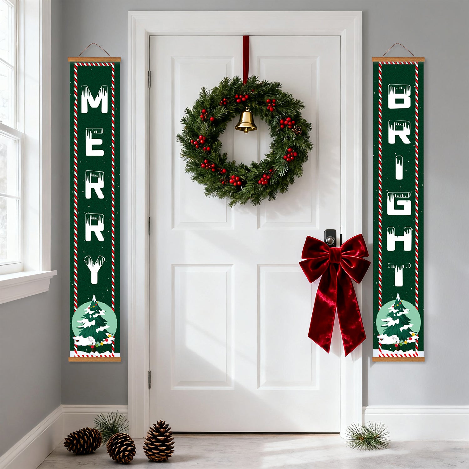 Couronne de Noël décorative avec un nœud rouge sur une porte blanche, flanquée de panneaux verticaux « Merry » et « Bright ».