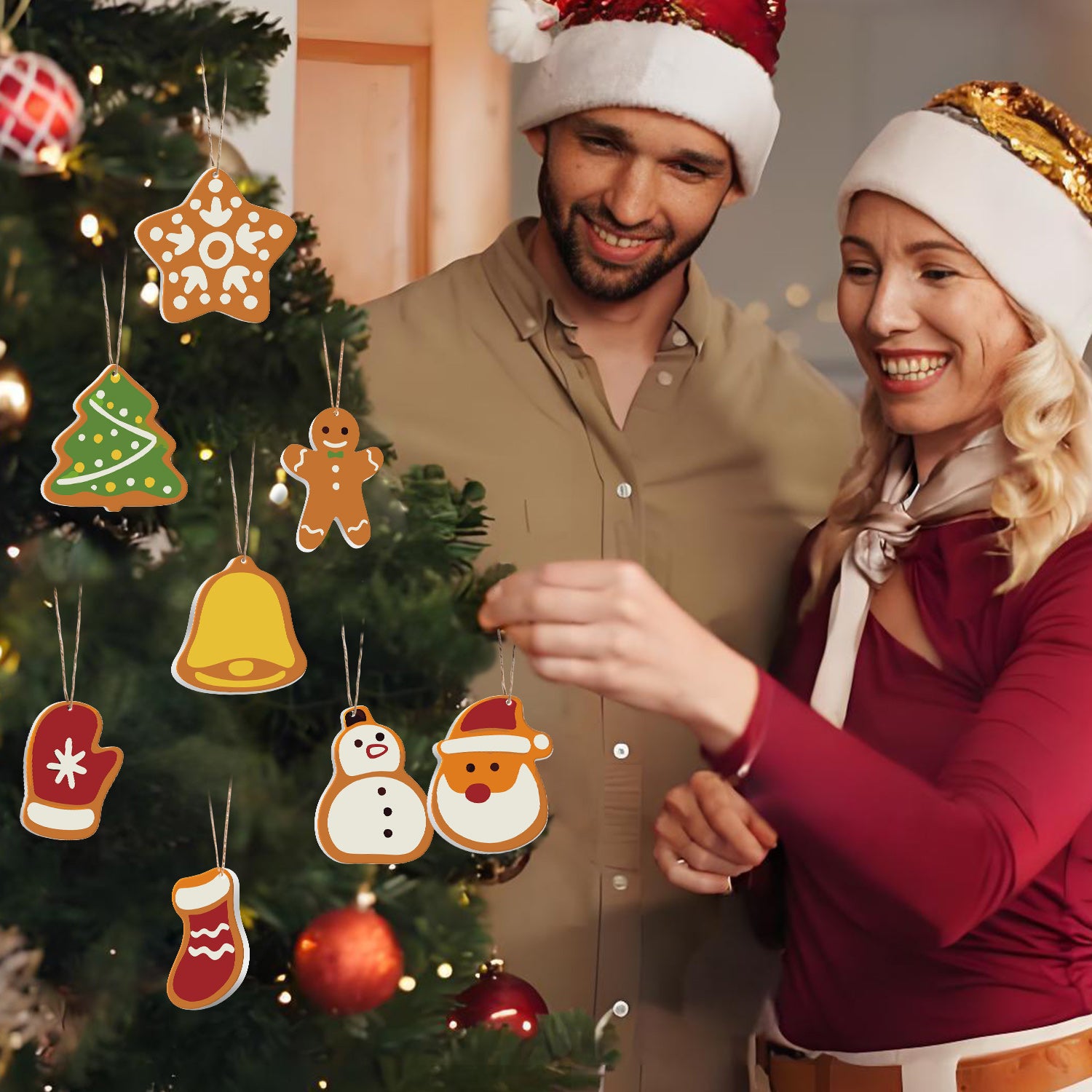 Homme et femme en tenue de fête, debout à côté d'un arbre de Noël avec des ornements.