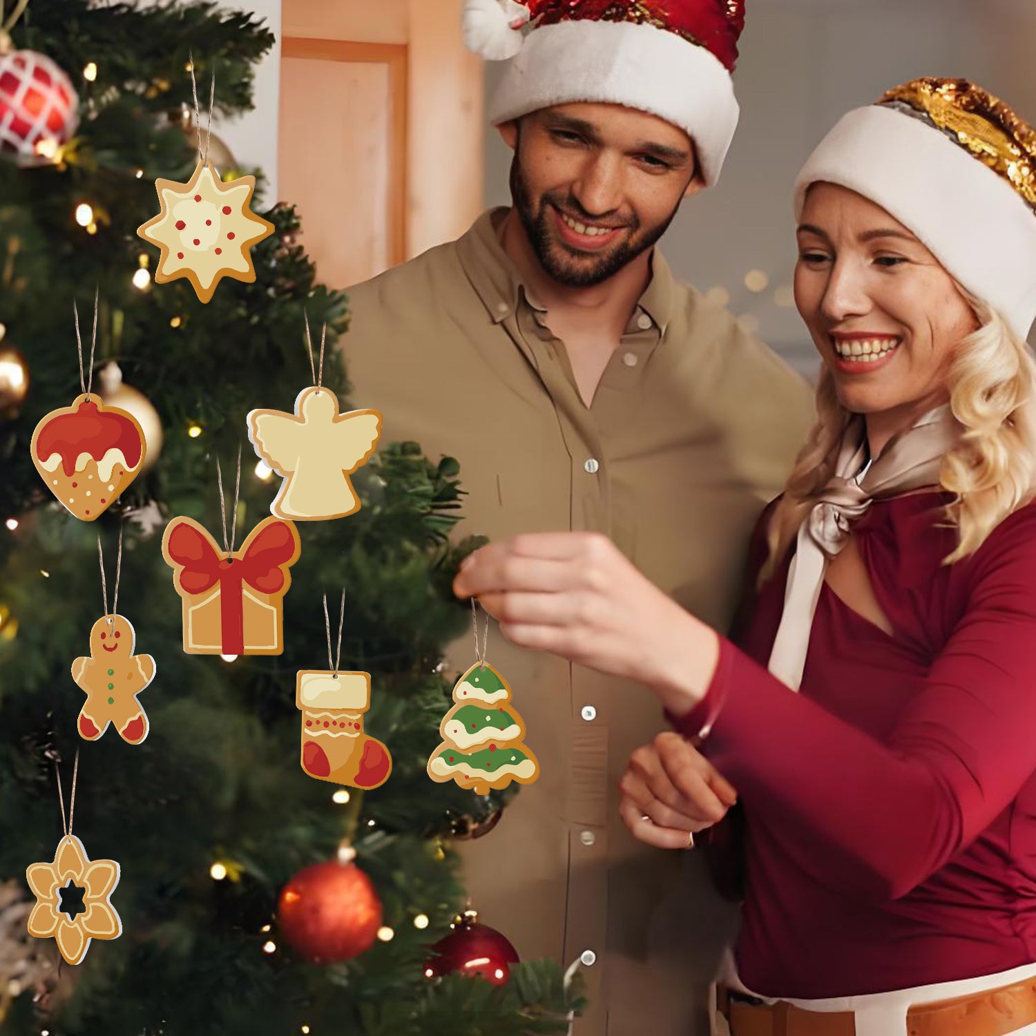 Homme et femme en chapeaux de Père Noël debout à côté d'un arbre de Noël avec des ornements décoratifs.
