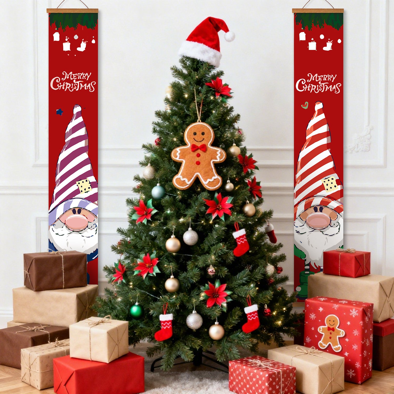 Árbol de Navidad decorado con adornos y regalos, flanqueado por pancartas festivas y gnomos.