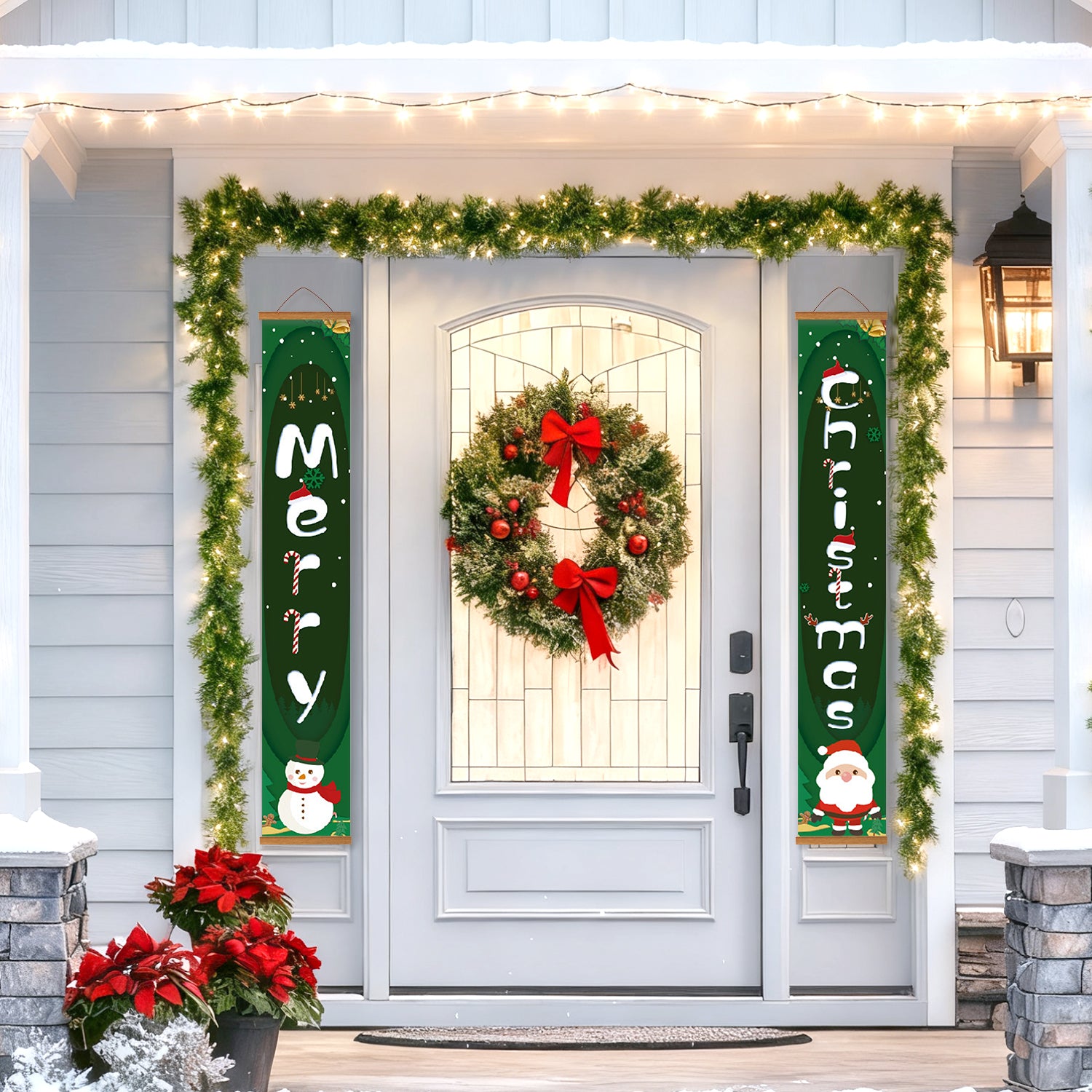 Dekorative Weihnachtstür mit Kranz, Girlande und festlichen Schildern an der Außenseite eines Hauses.