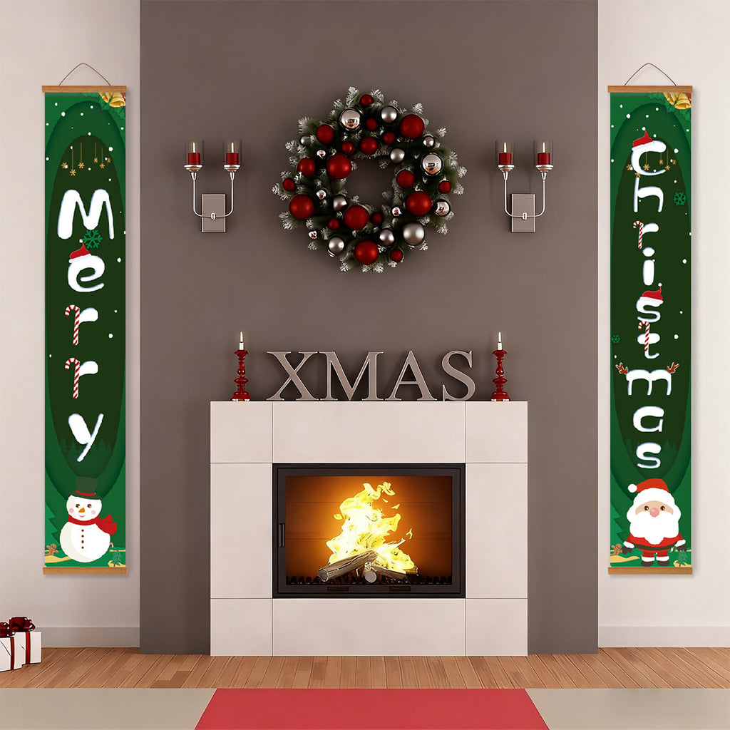 Dekorativer Weihnachtskranz und Banner über einem Kamin mit festlicher Dekoration.