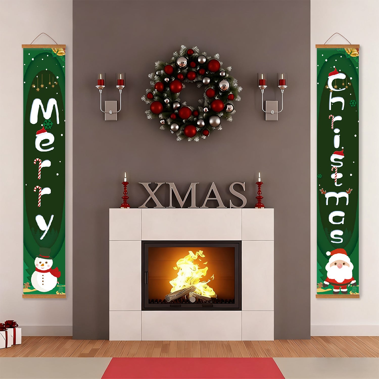 Dekorativer Weihnachtskranz und Banner über einem Kamin mit festlicher Dekoration.