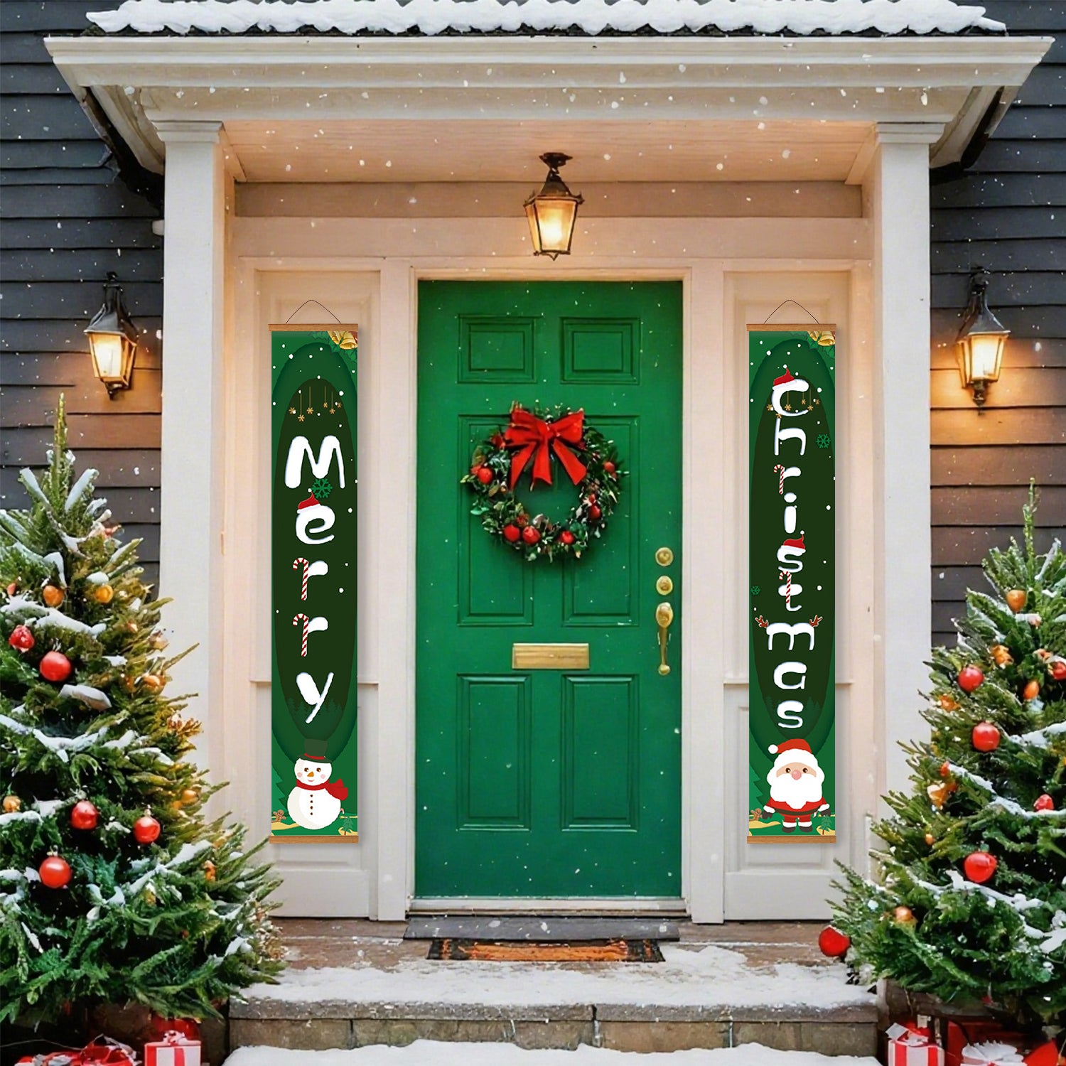 Dekorative Weihnachtstür mit Kranz, Bannern und Bäumen an einem verschneiten Tag.