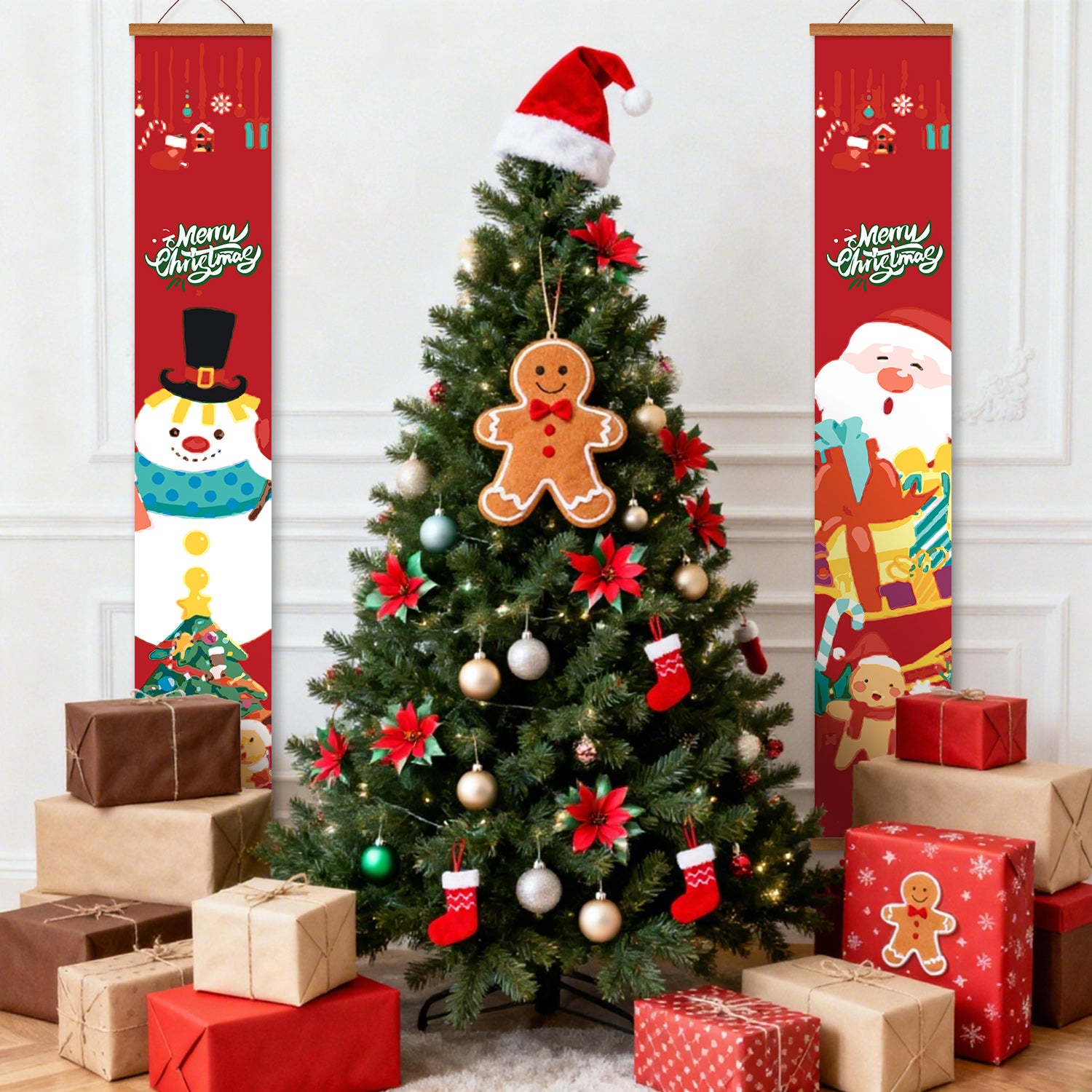 Sapin de Noël décoré d'ornements et de cadeaux, flanqué de bannières festives.