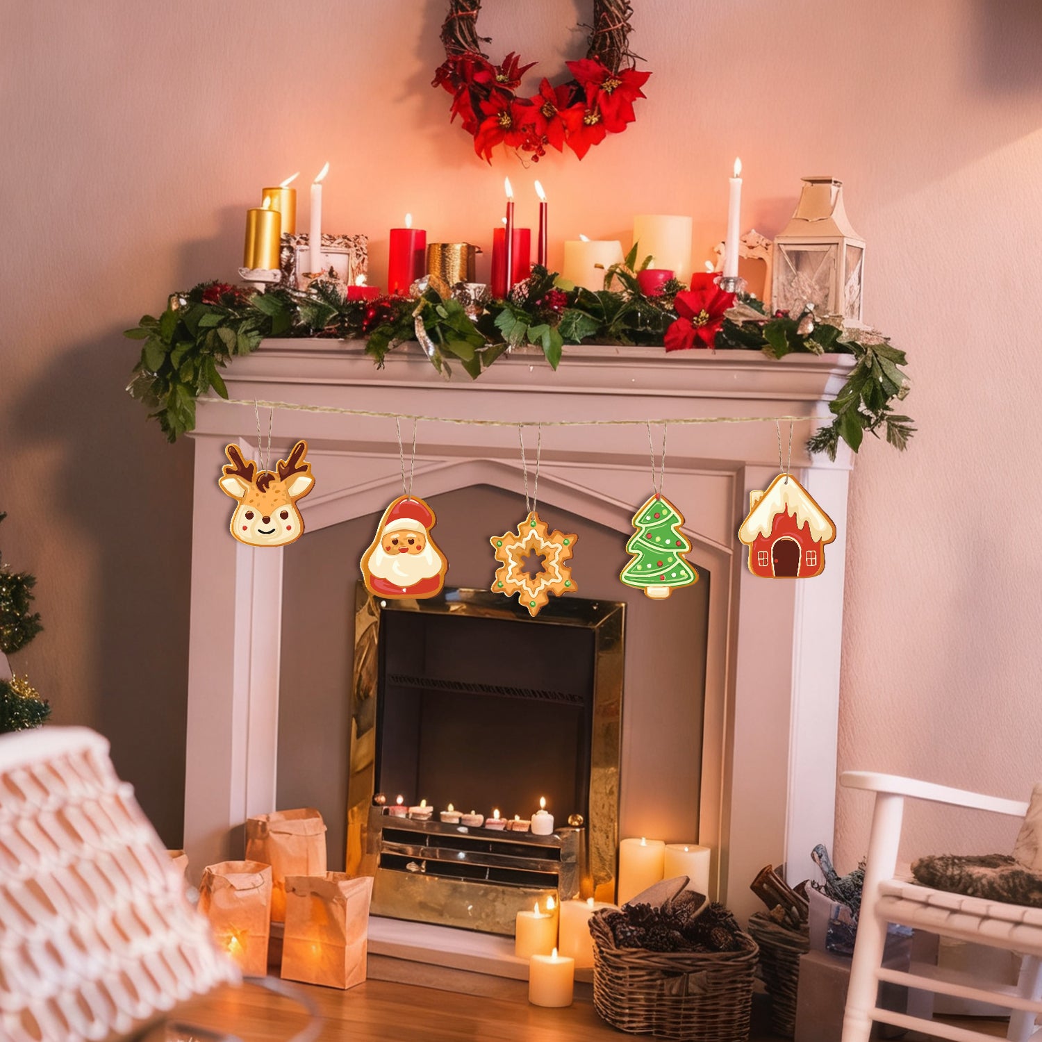 Geschmückter Kamin mit Weihnachtsbeleuchtung und Kerzen in einem gemütlichen Raum.