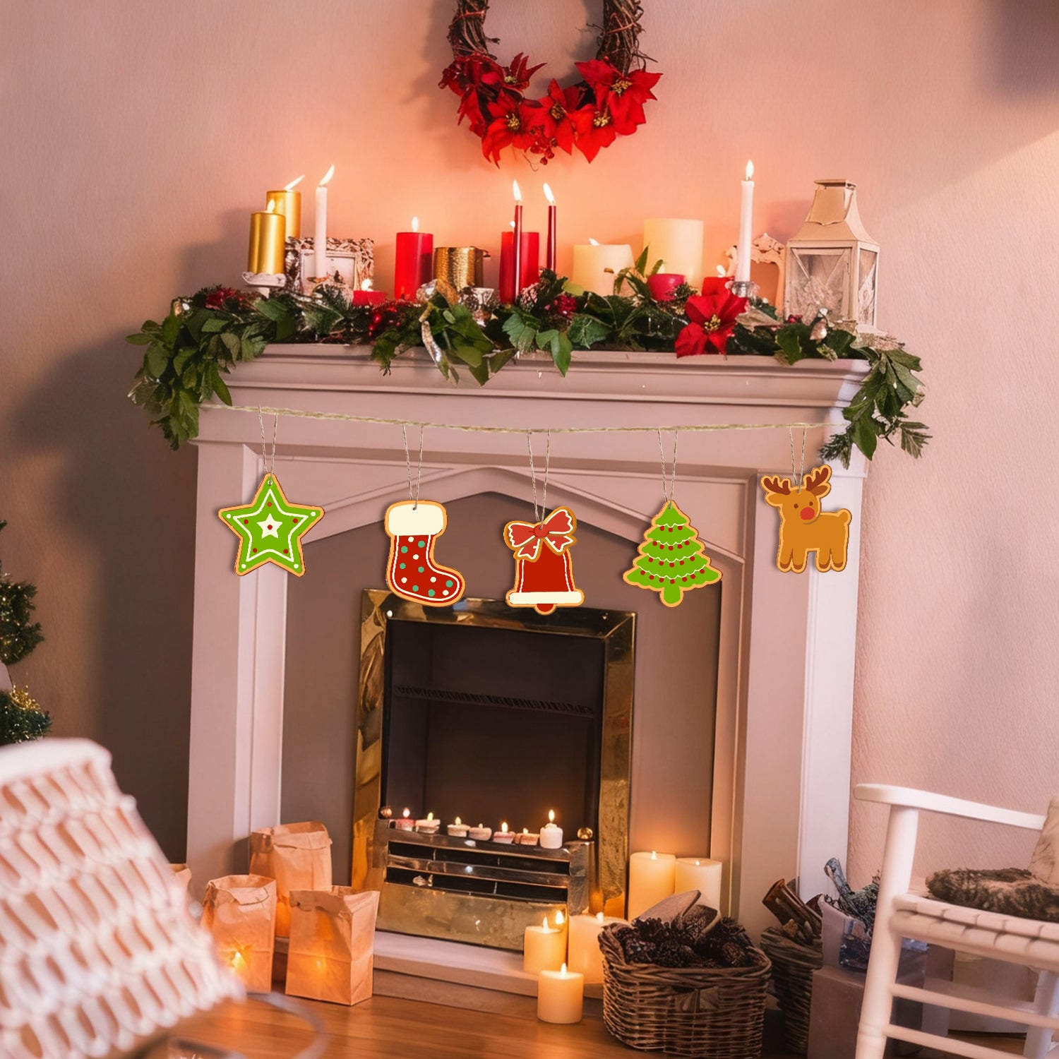 Geschmückter Kamin mit weihnachtlicher Kaminsimsdekoration und Kerzen.