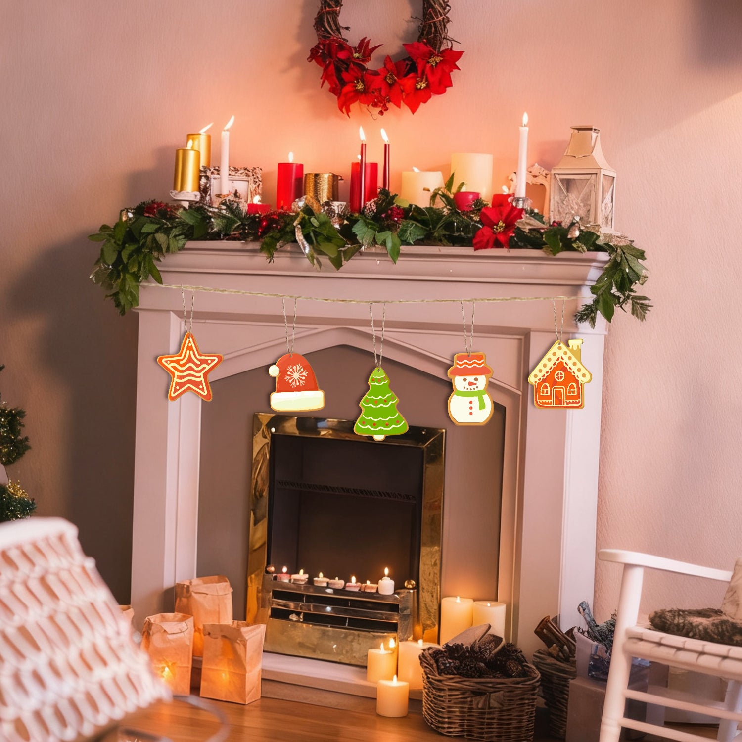 Cheminée décorée de lumières de Noël et de bougies dans une pièce confortable.