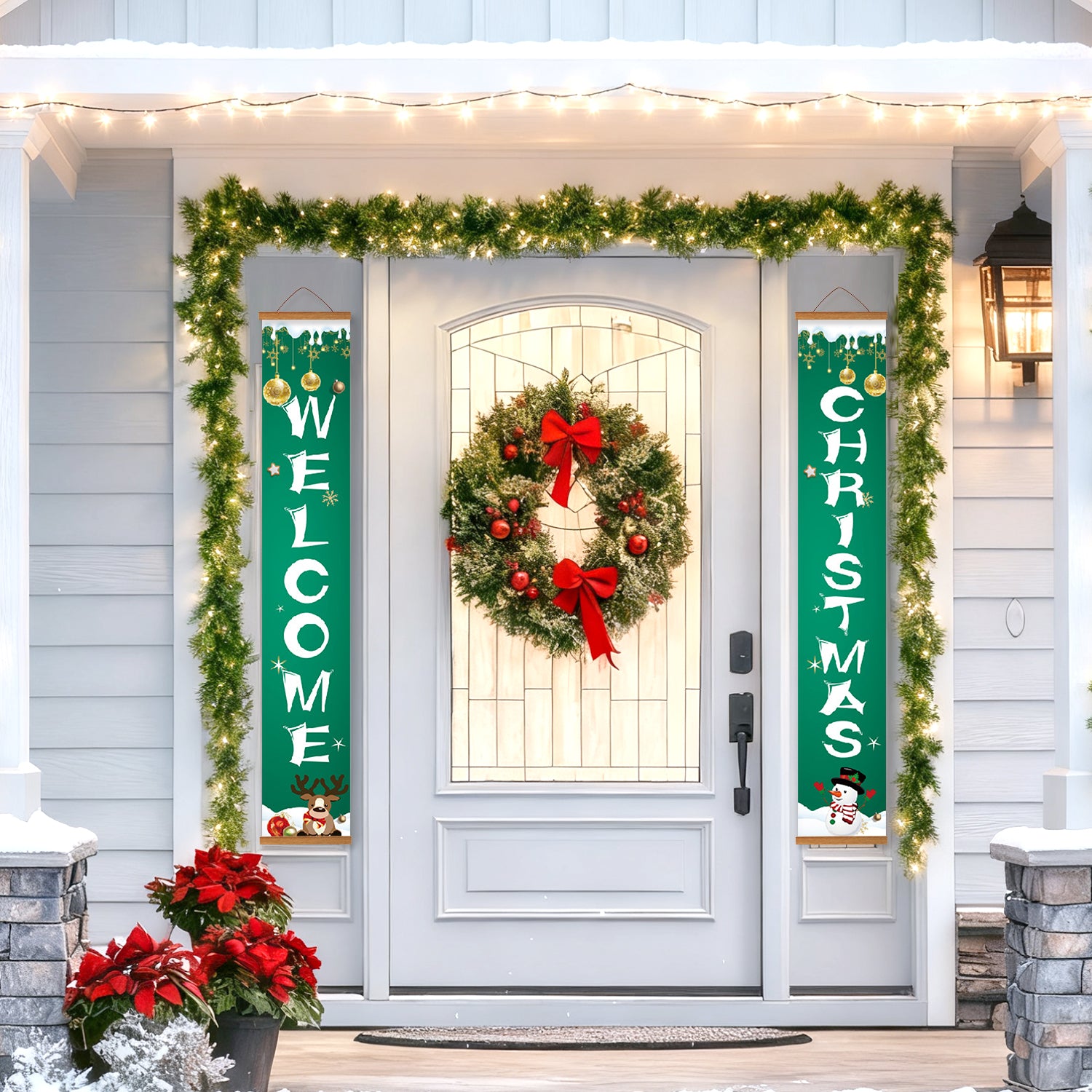 Dekorative Weihnachtstür mit Kranz, Girlande und Bannern an der Außenseite eines Hauses.