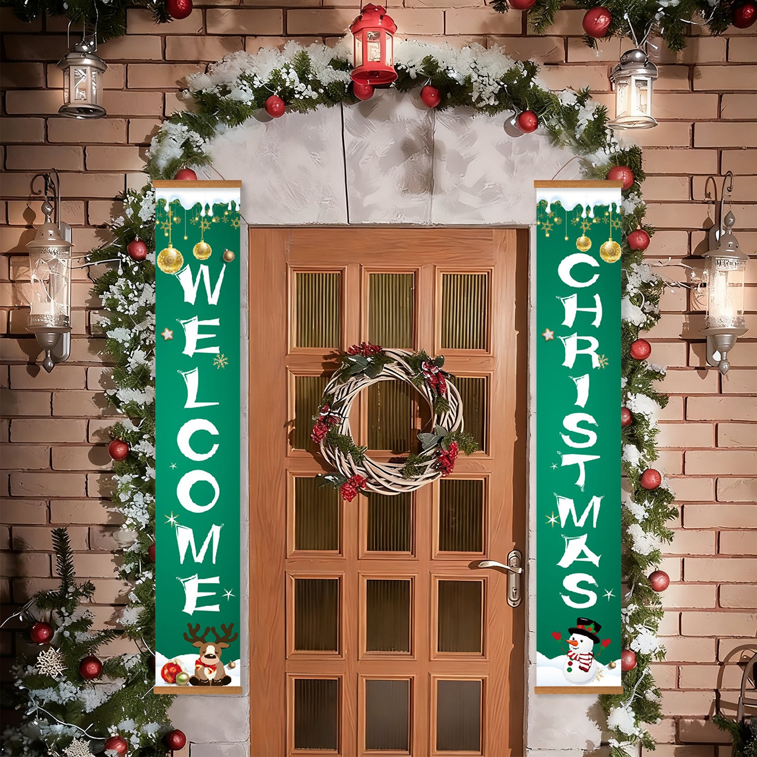 Dekorative Weihnachtstür mit vertikalen Bannern, Kranz und Girlande auf einer Ziegelwand.