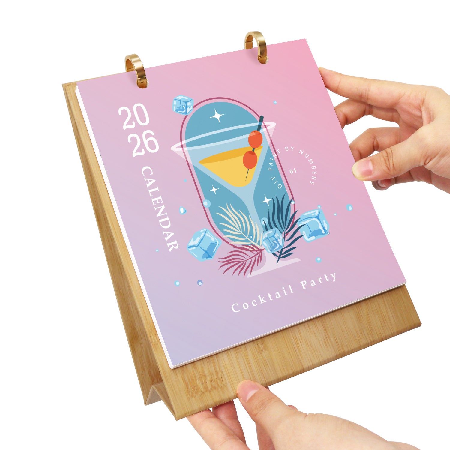 Kalender mit Cocktail-Design und „Cocktail Party“-Text, gehalten von einer Hand auf weißem Hintergrund