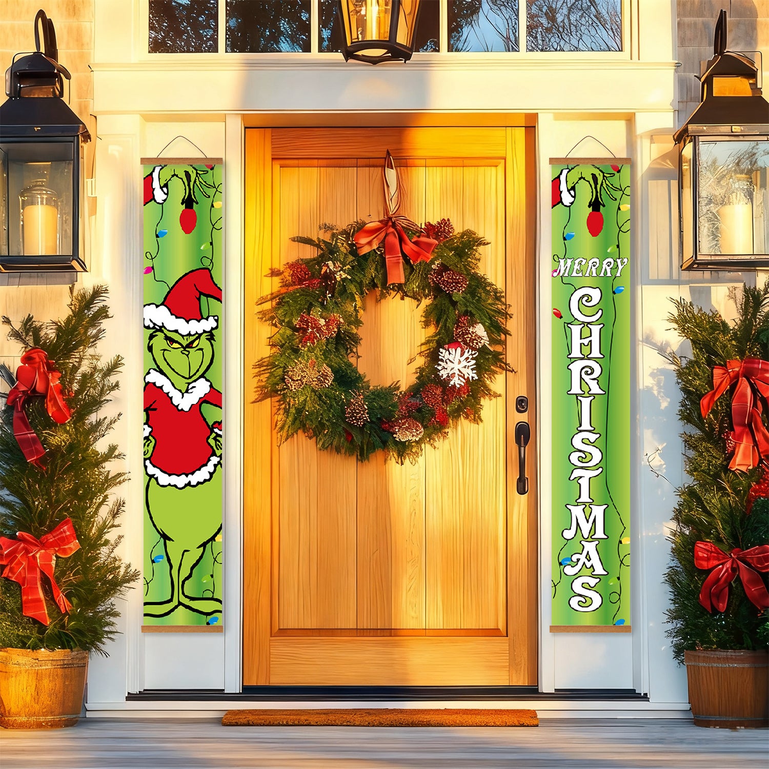 Puerta decorativa de Navidad con corona, pancarta Grinch y pancarta de Feliz Navidad en una puerta de madera.