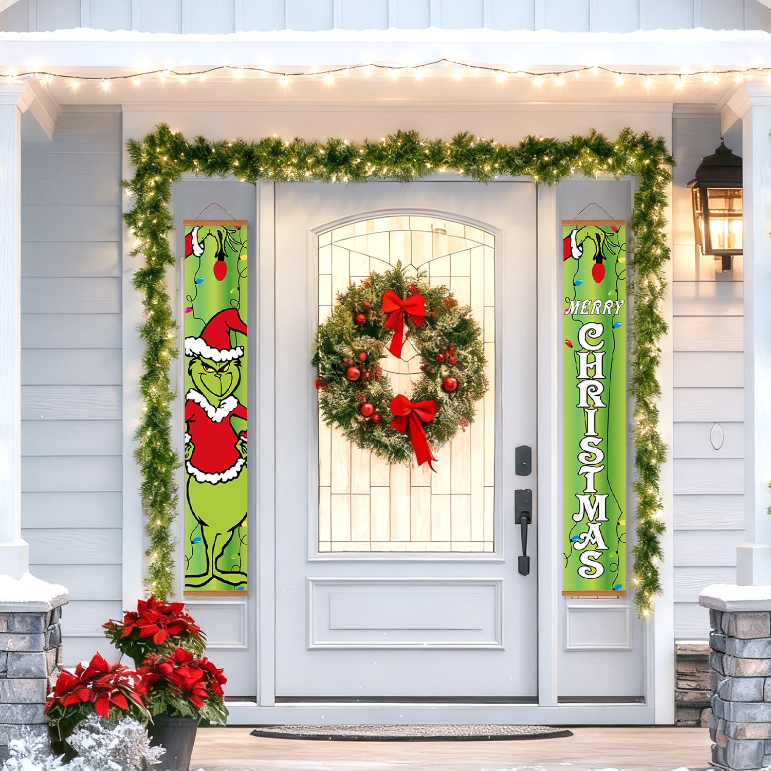 Puerta navideña decorativa con corona, pancarta Grinch y guirnalda.