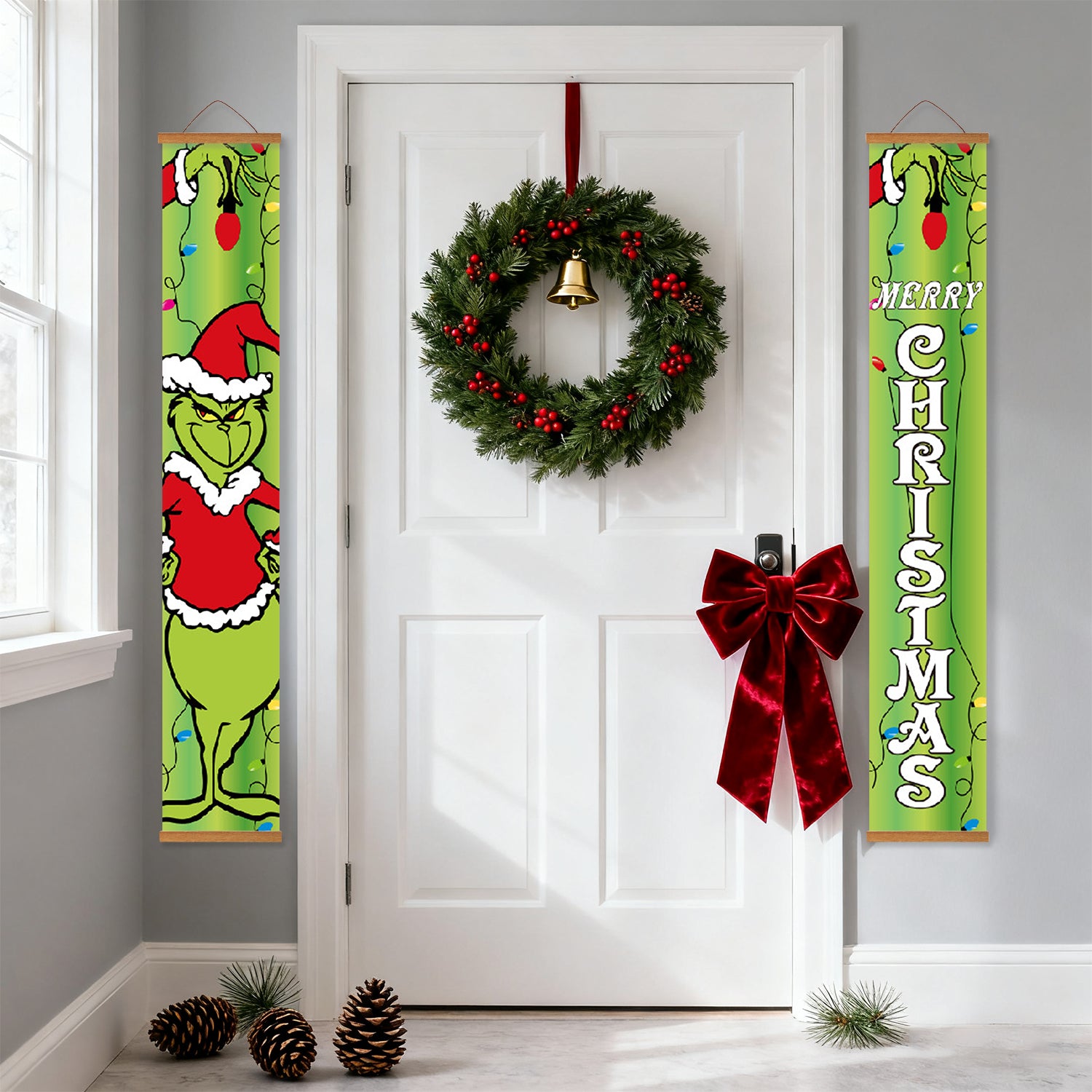 Puerta navideña decorativa con corona, lazo y pancartas festivas.