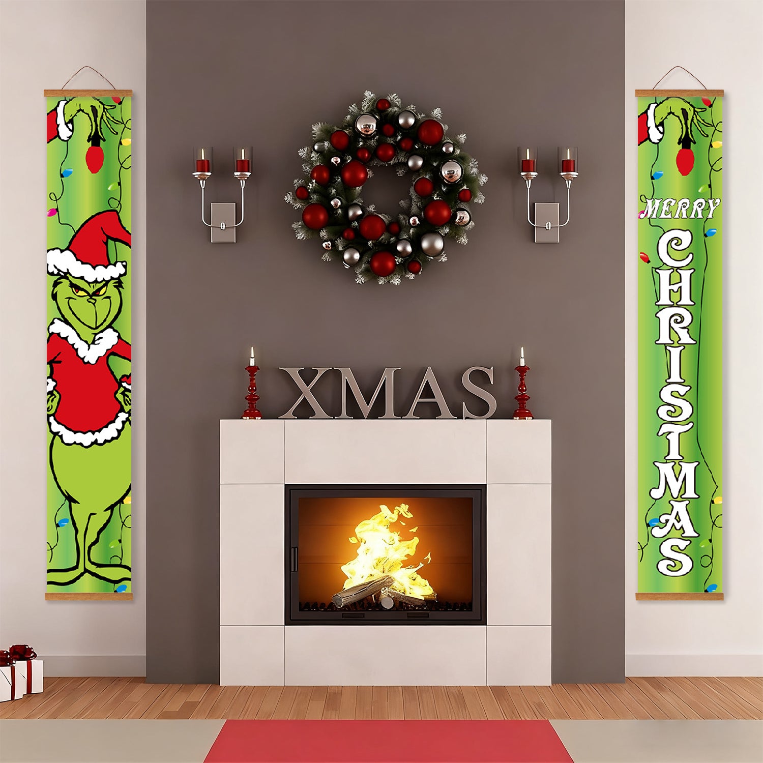 Escena navideña decorativa con chimenea, corona y carteles festivos.
