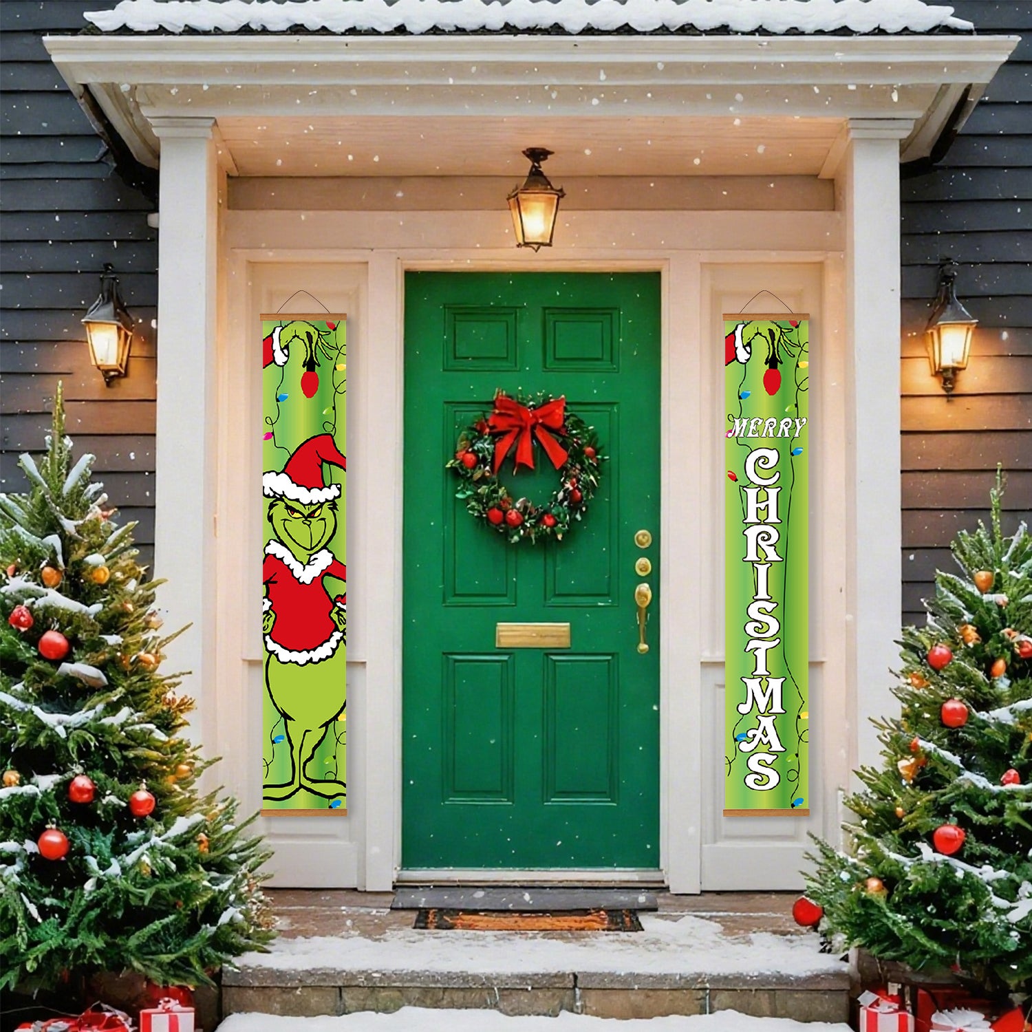 Puerta verde con corona festiva, adornos Grinch y árboles de Navidad en un día nevado.