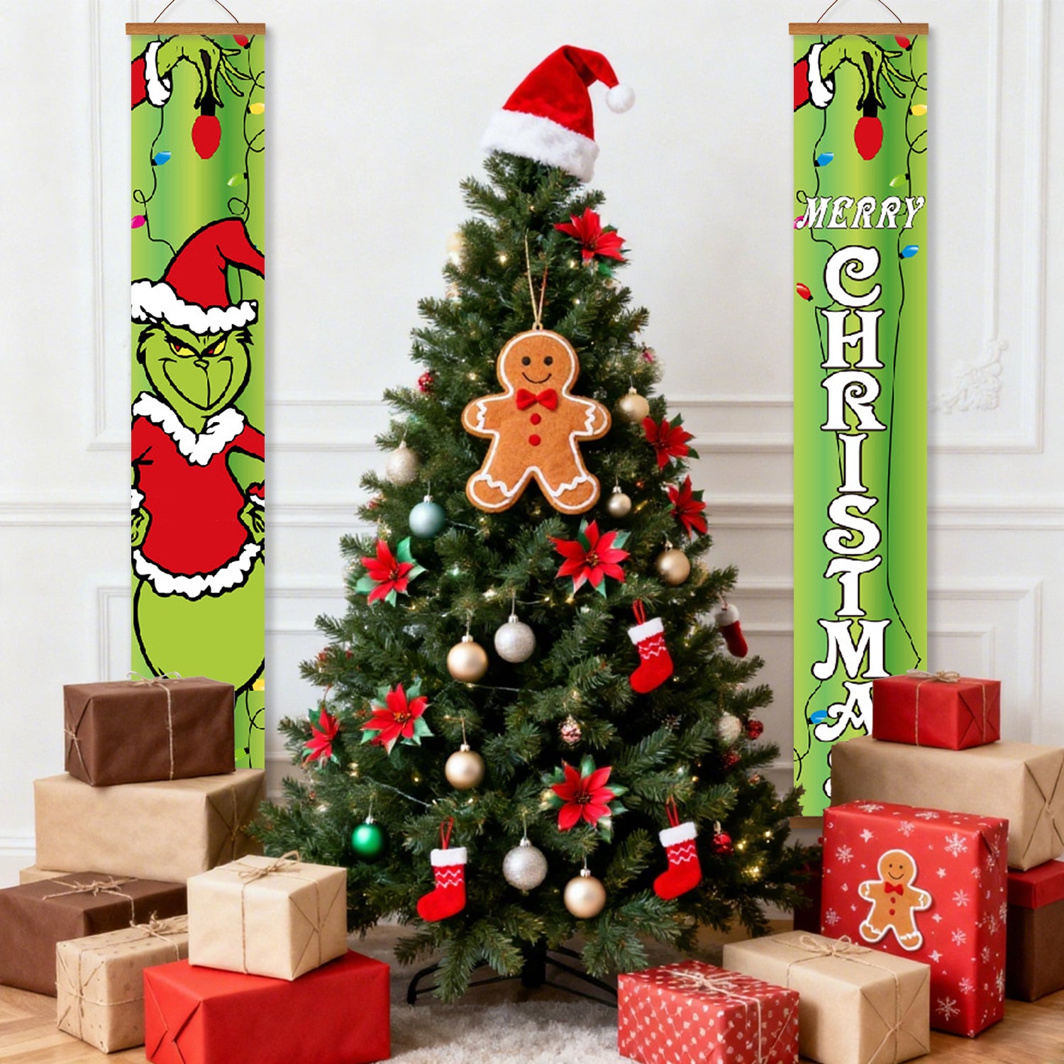 Árbol de Navidad decorado con adornos y regalos, flanqueado por pancartas festivas.