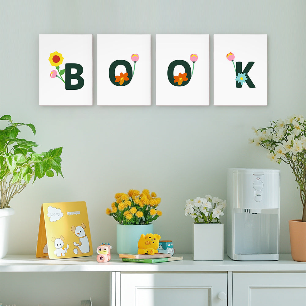 Dekorative Wandkunst mit der Aufschrift „BOOK“ mit floralen Buchstaben auf einer hellgrünen Wand.