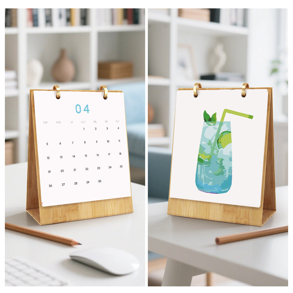 Dos calendarios de madera se encuentran con diferentes diseños sobre un escritorio.