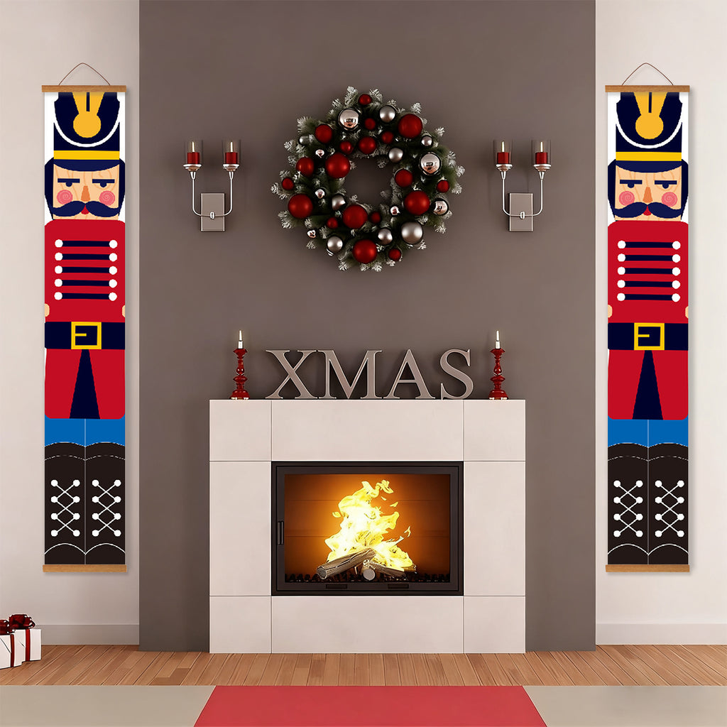 Dekorative Weihnachtsszene mit Nussknackern, Kranz und Kamin.