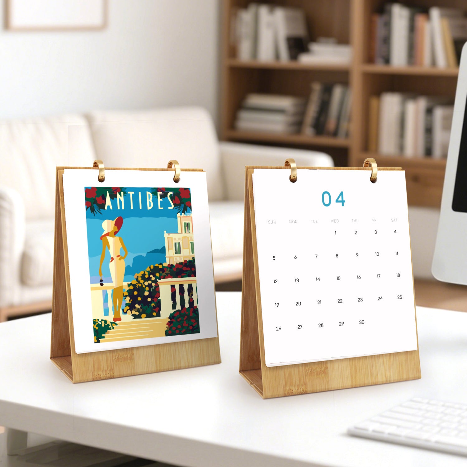Zwei Tischkalender auf einer weißen Fläche mit einem Bücherregal im Hintergrund