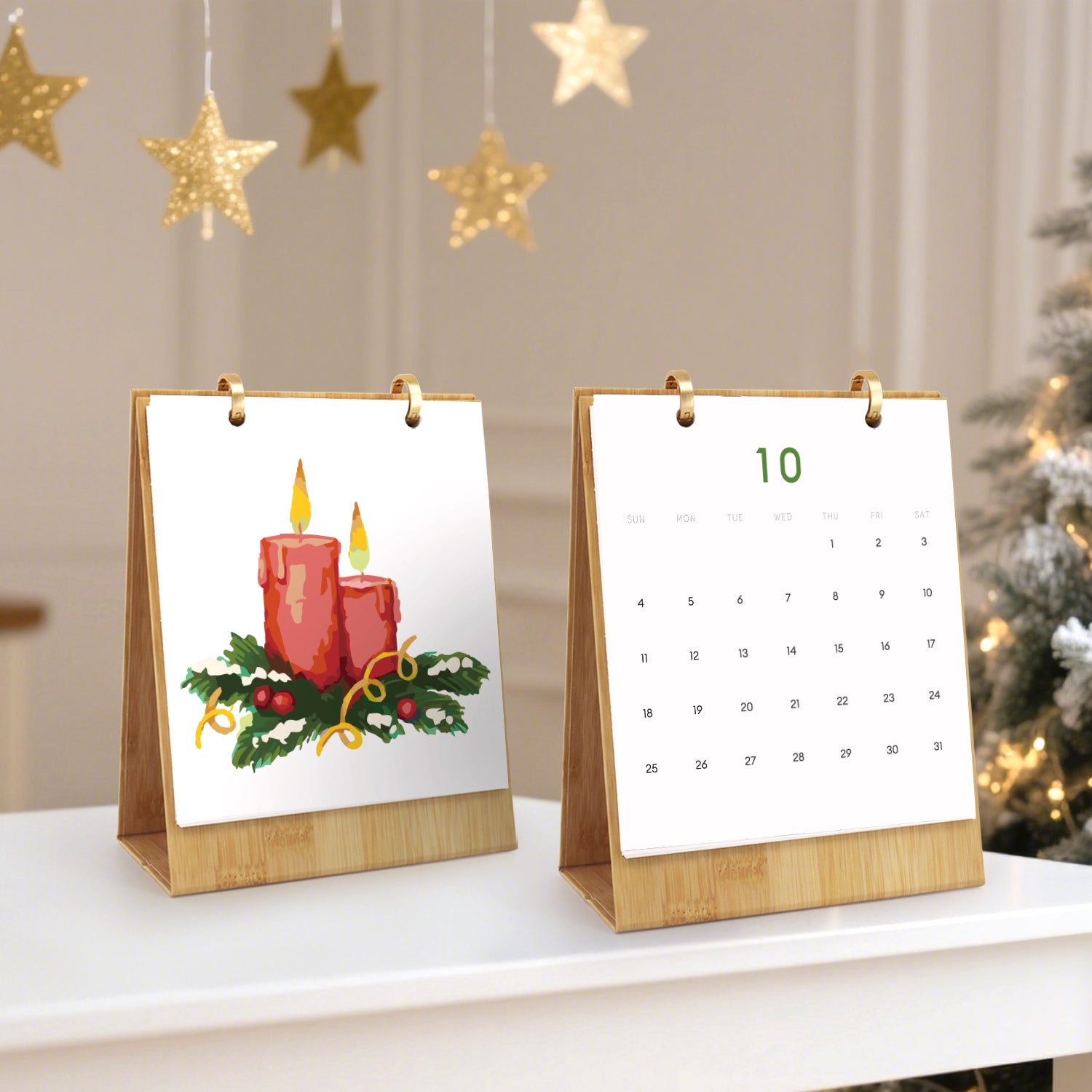 Dos calendarios de sobremesa de madera con diseños de temática navideña sobre una superficie con estrellas decorativas de fondo.