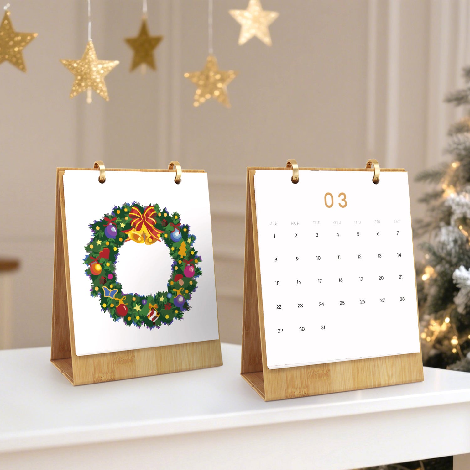 Dos calendarios de sobremesa de madera con diseño de corona navideña y disposición de calendario sobre una superficie con estrellas decorativas de fondo.