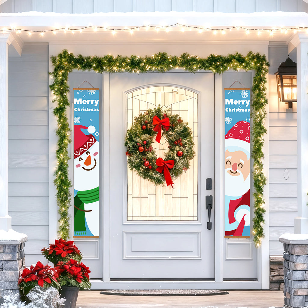 Dekorative Weihnachtstür mit Kranz, Bannern und Girlande an der Außenseite eines Hauses.