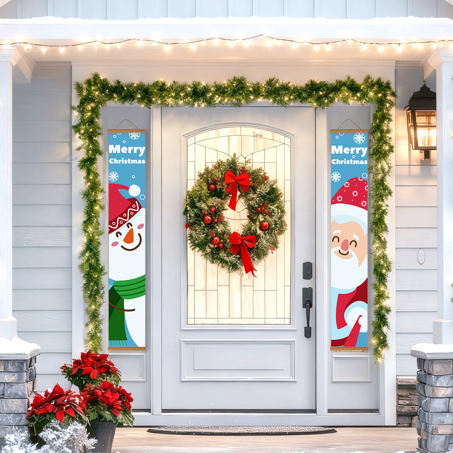 Dekorative Weihnachtstür mit Kranz, Bannern und Girlande an der Außenseite eines Hauses.