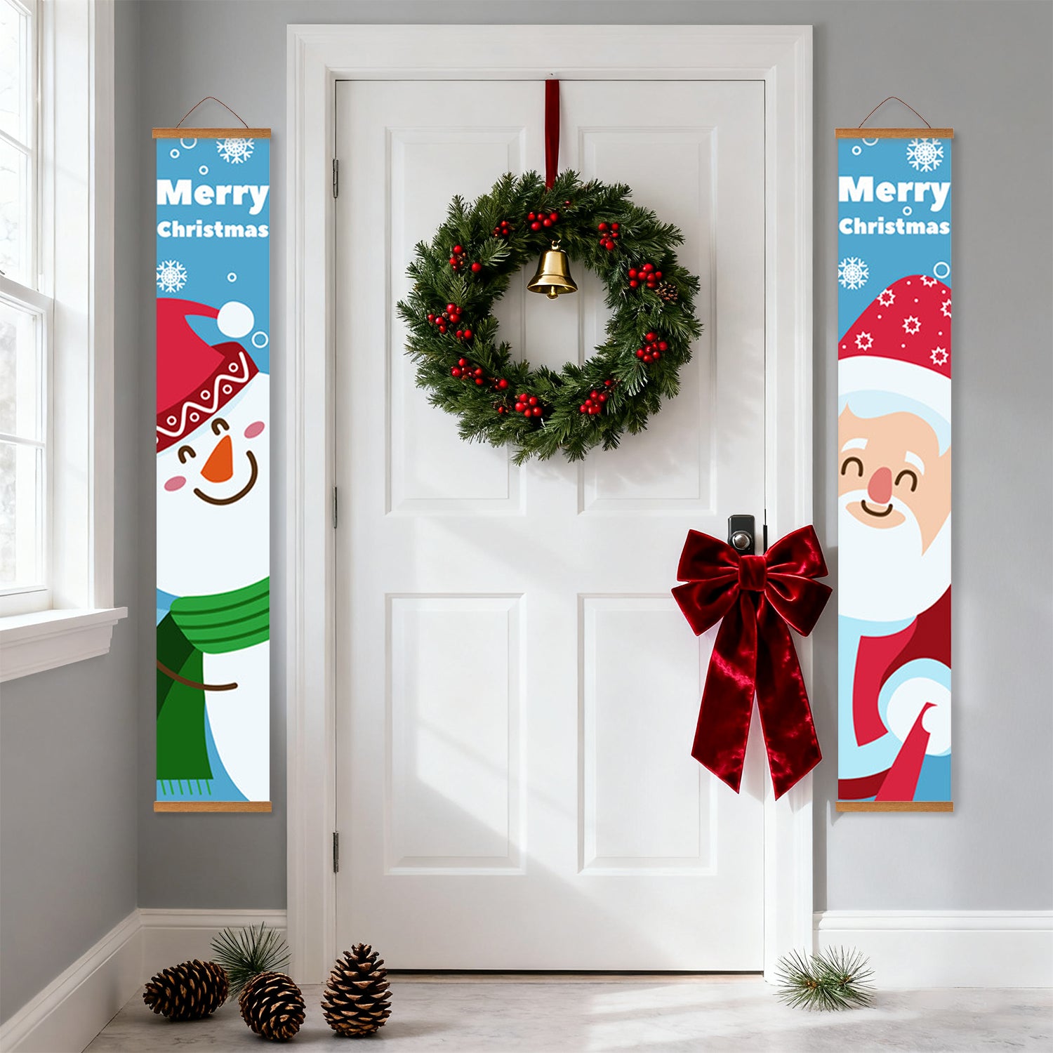 Dekorativer Weihnachtskranz mit roter Schleife an einer weißen Tür, flankiert von festlichen Bannern.