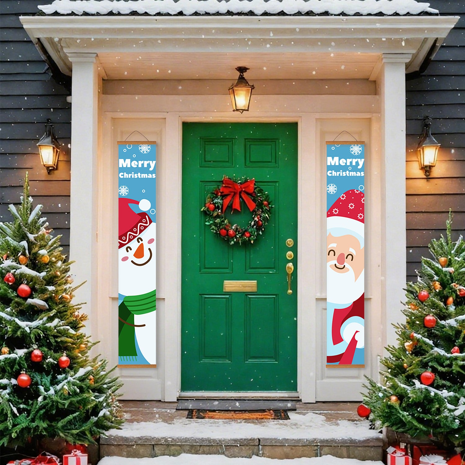 Grüne Tür mit festlicher Dekoration, darunter ein Kranz, Schneemänner und Weihnachtsmann-Banner auf einer verschneiten Veranda.