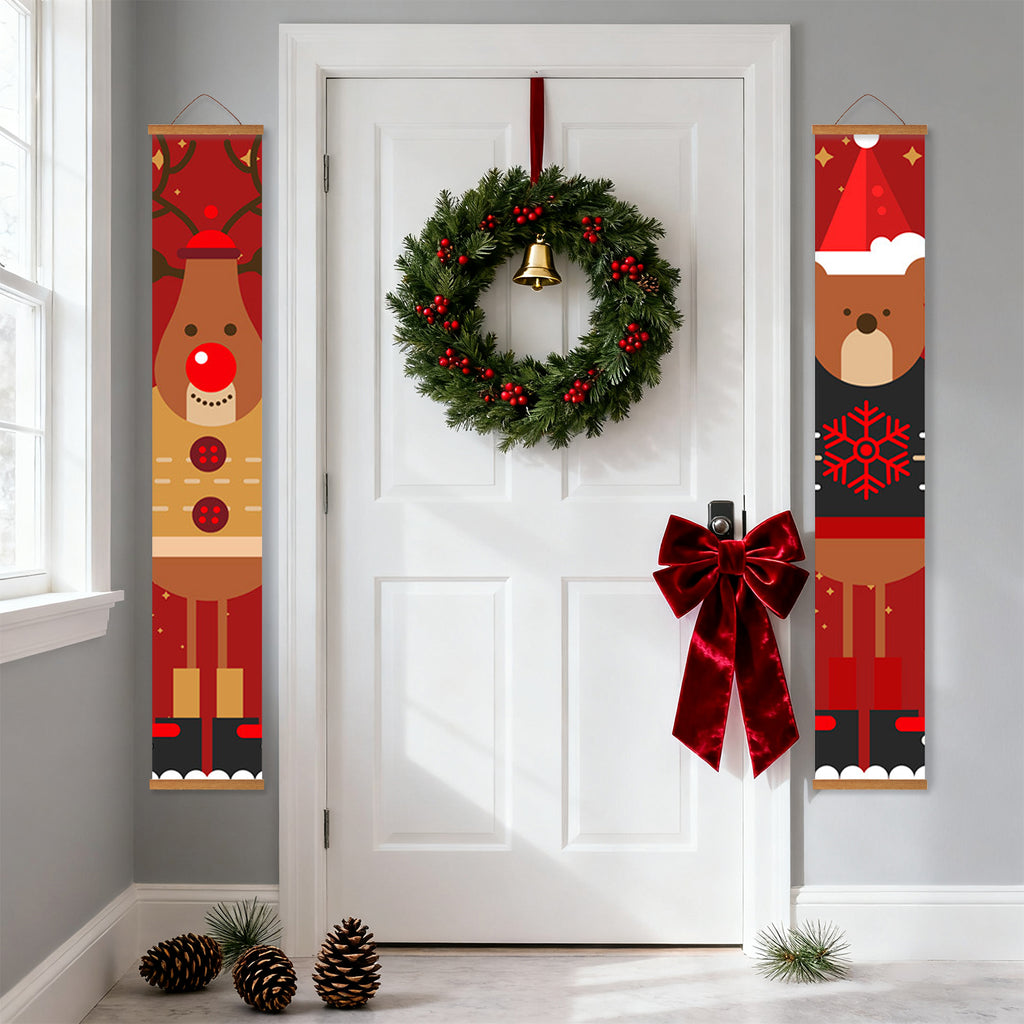 Dekorativer Weihnachtskranz mit roter Schleife an einer weißen Tür, flankiert von festlichen Bärenbannern.