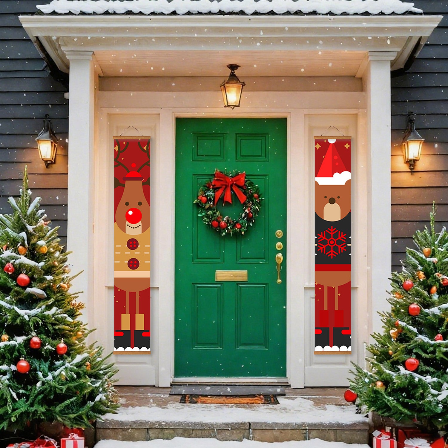 Scène de Noël décorative avec une porte verte, une couronne et des décorations festives sur l'extérieur d'une maison.