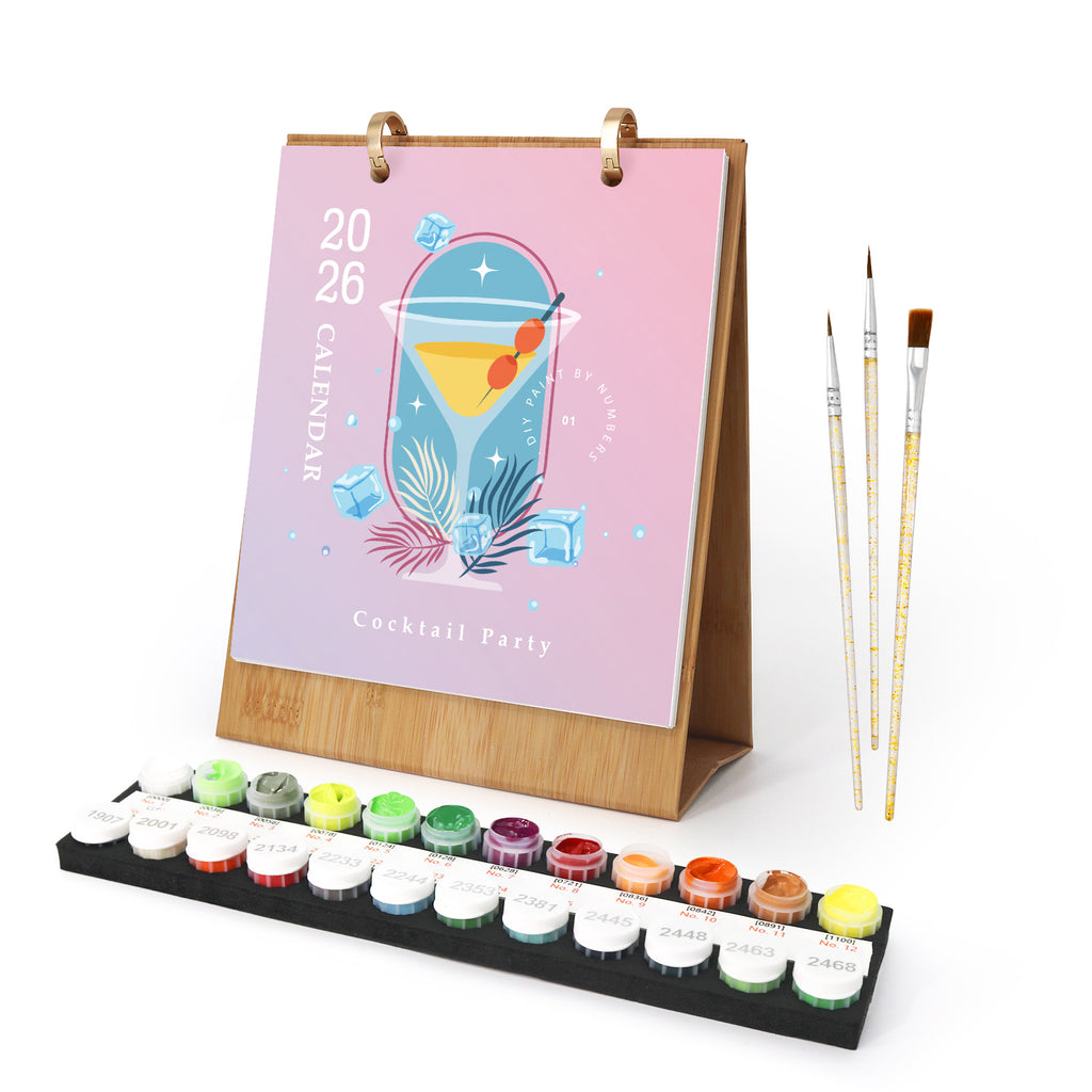 Calendario de escritorio con diseño de cócteles, pinceles y tubos de pintura sobre fondo blanco