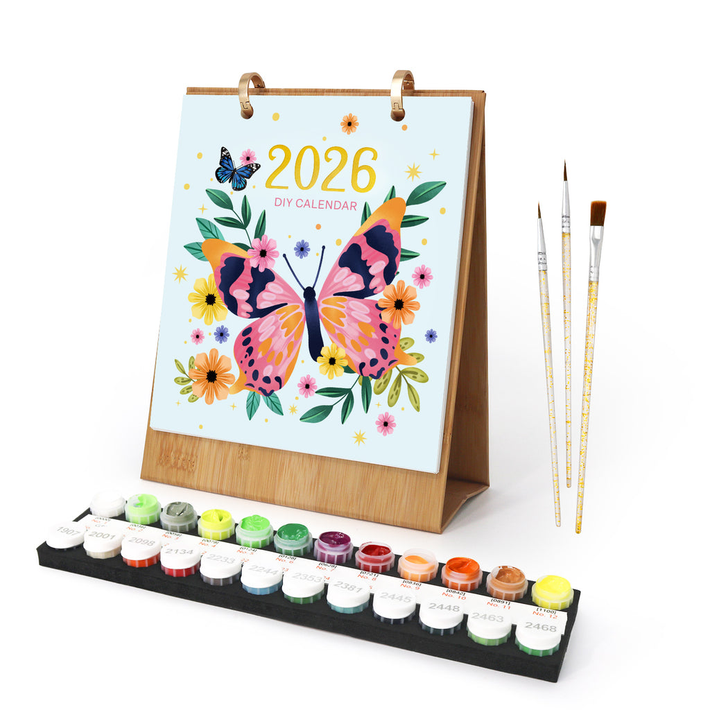 Kalender mit Schmetterlingsdesign, Pinseln und Farbset auf weißem Hintergrund