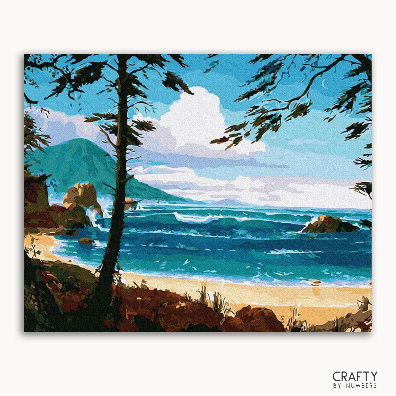 Ein Malset mit Darstellung einer Strandszene mit großen Wellen, Sand, Bäumen und blauem Himmel, beschriftet mit „CRAFTY by Numbers“.