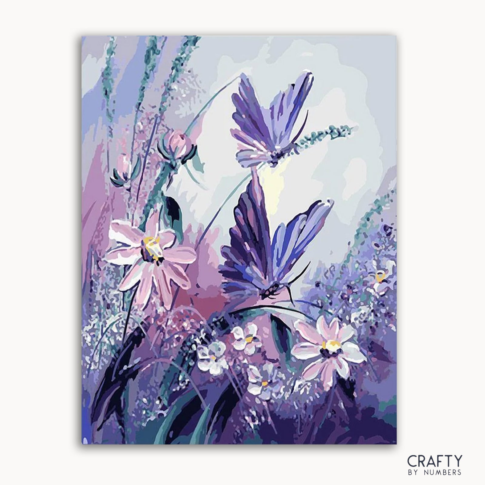 Eine Leinwand mit einem Malen-nach-Zahlen-Set mit Blumenmuster mit lila Schmetterlingen und verschiedenen Blumen.
