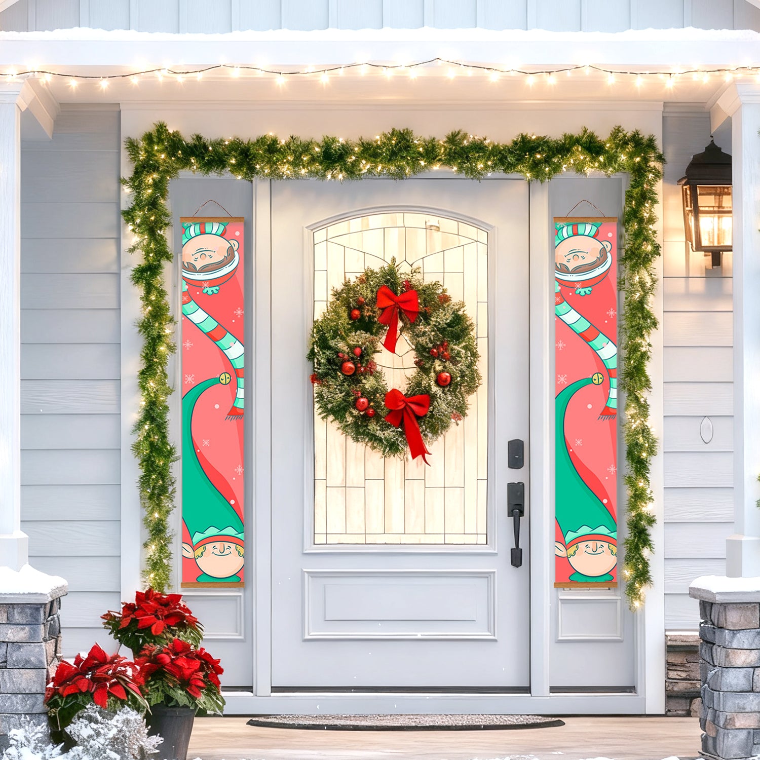 Dekorative Weihnachtstür mit Kranz, Girlanden und festlichen Dekorationen an der Außenseite eines Hauses.