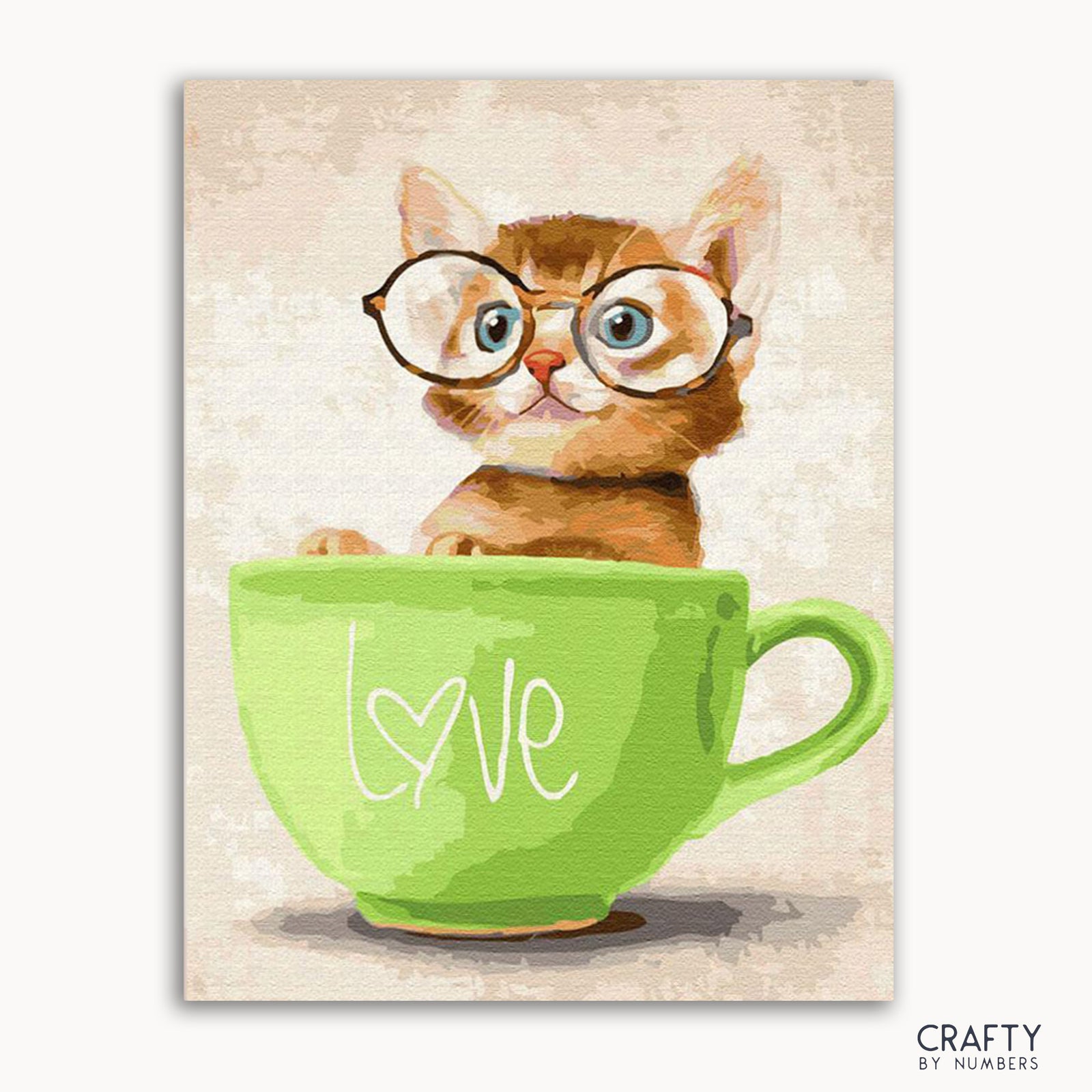 Un kit de arte emergente que presenta una caricatura de un gatito con gafas sentado dentro de una taza verde con la palabra "amor" escrita.