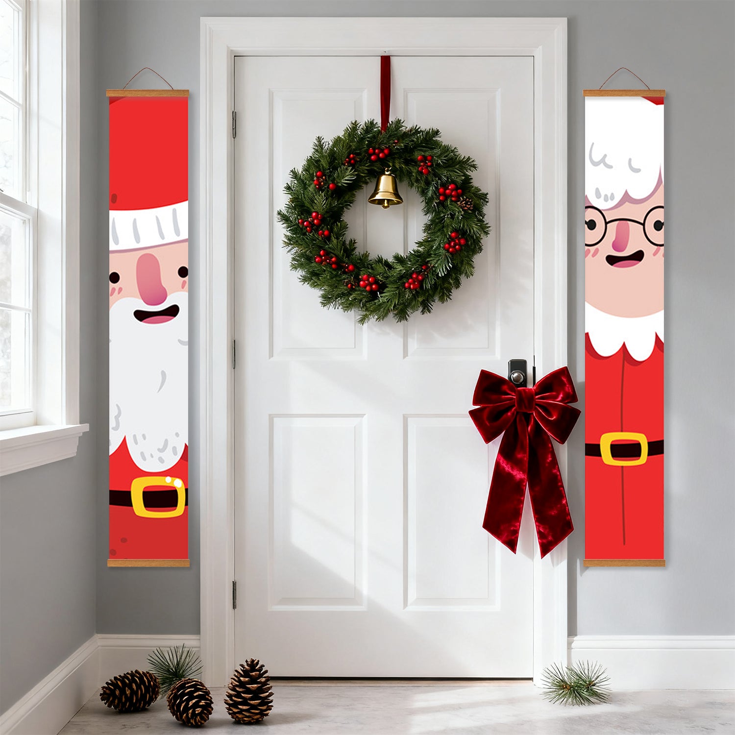 Corona navideña decorativa con pancartas de Papá Noel en una puerta blanca.