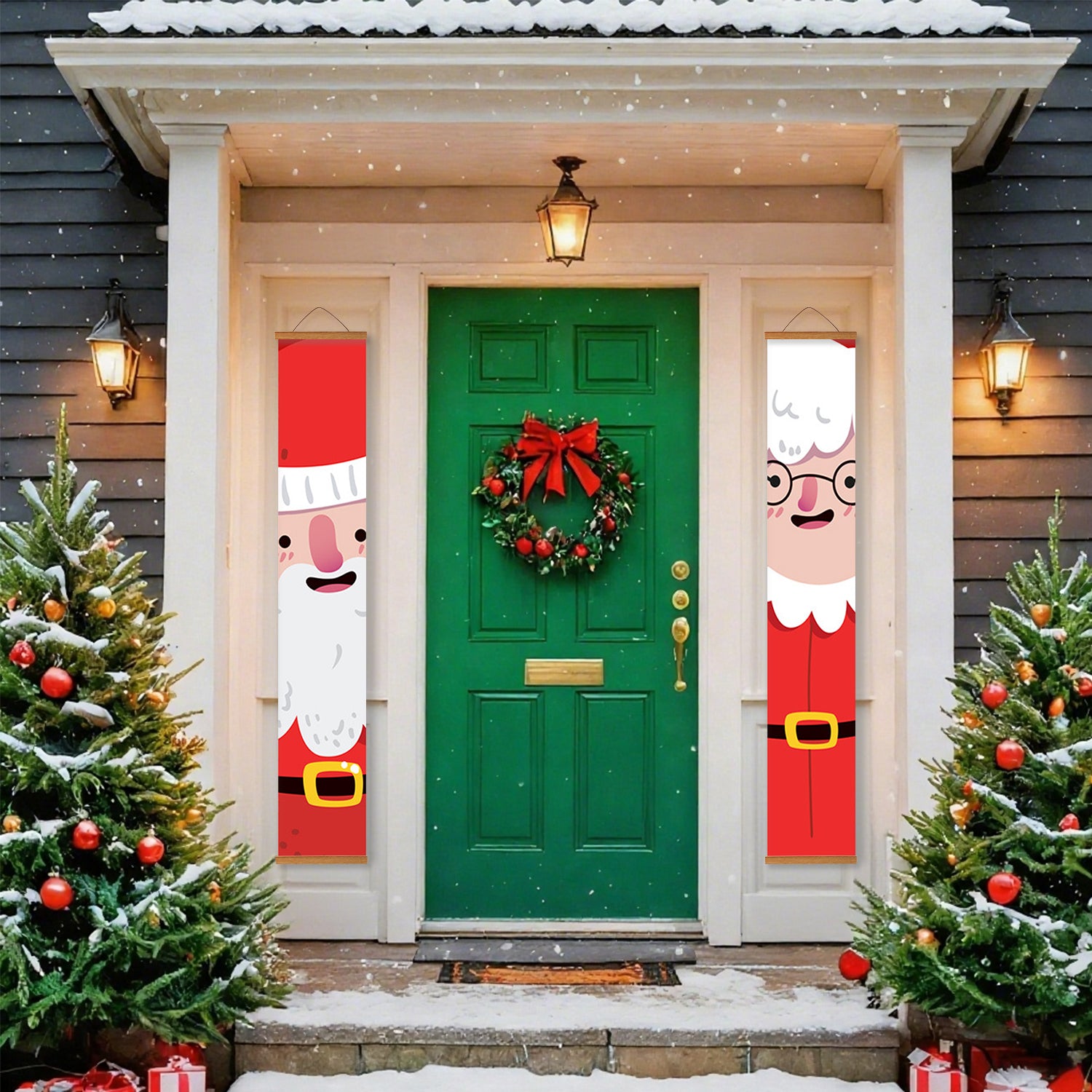 Escena navideña decorativa con una puerta verde, una corona y pancartas festivas en el exterior de una casa.