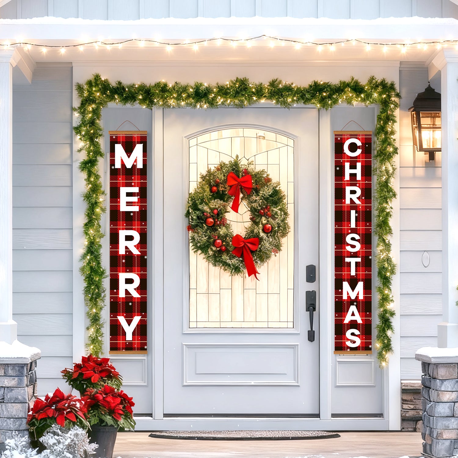 Puerta navideña decorativa con corona, guirnalda y pancartas de "Feliz Navidad".