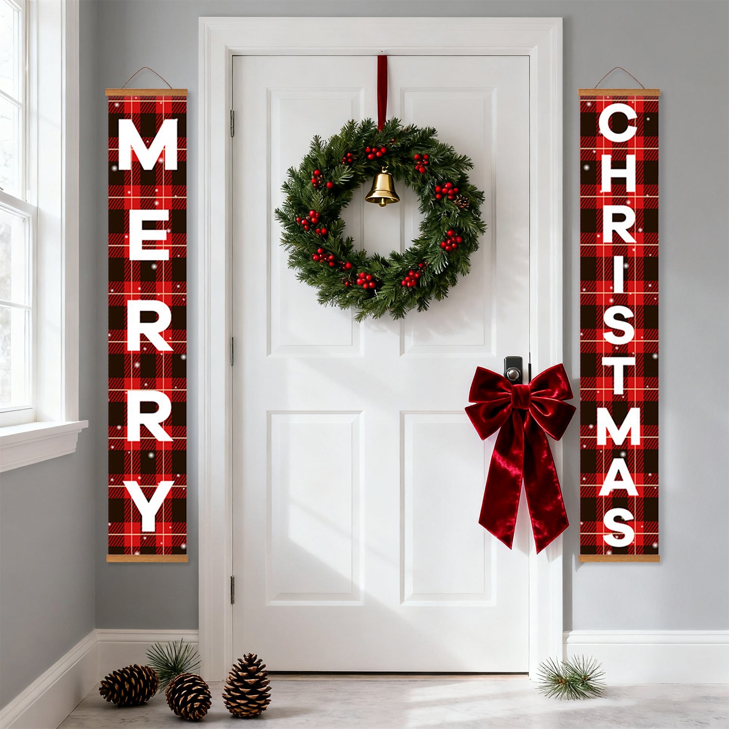 Corona navideña decorativa con lazo rojo sobre una puerta blanca, flanqueada por carteles de "Feliz Navidad".