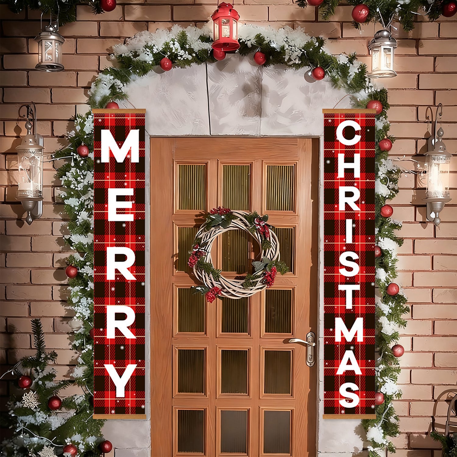 Puerta navideña decorativa con carteles, corona y guirnalda de 'Feliz Navidad' a cuadros.