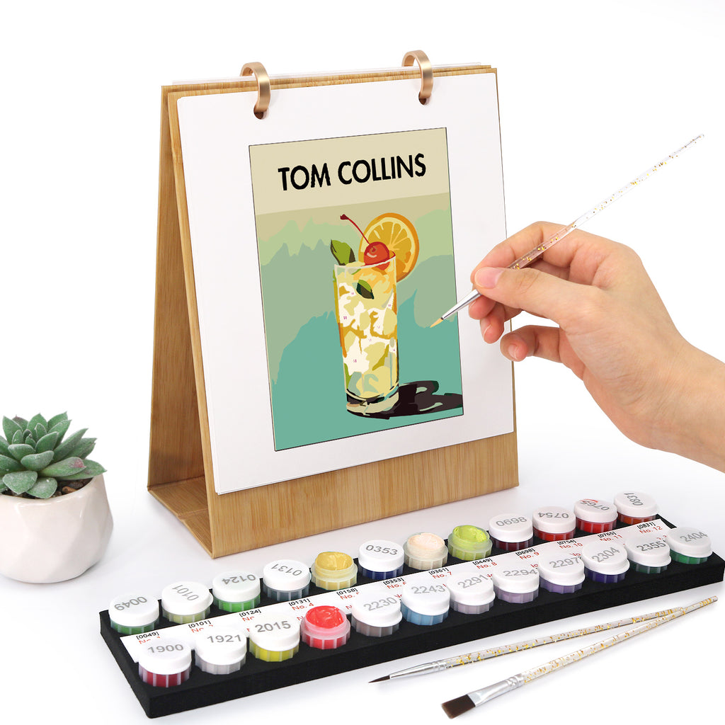 Proyecto de pintura para adultos de un calendario con vibrantes ilustraciones de cócteles.